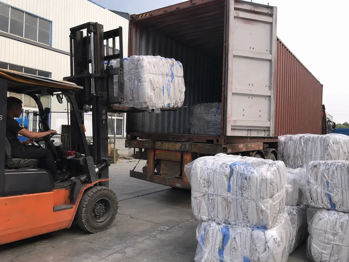 Bundled FIBC bulk bags palletized and loaded into a 40ft shipping container