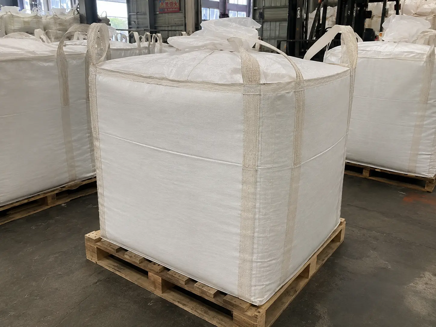 Baffle Q bag FIBC holding a square shape when filled with granular product